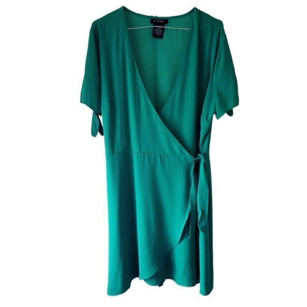 B. Smart Emerald Green Short Sleeve Wrap Dress